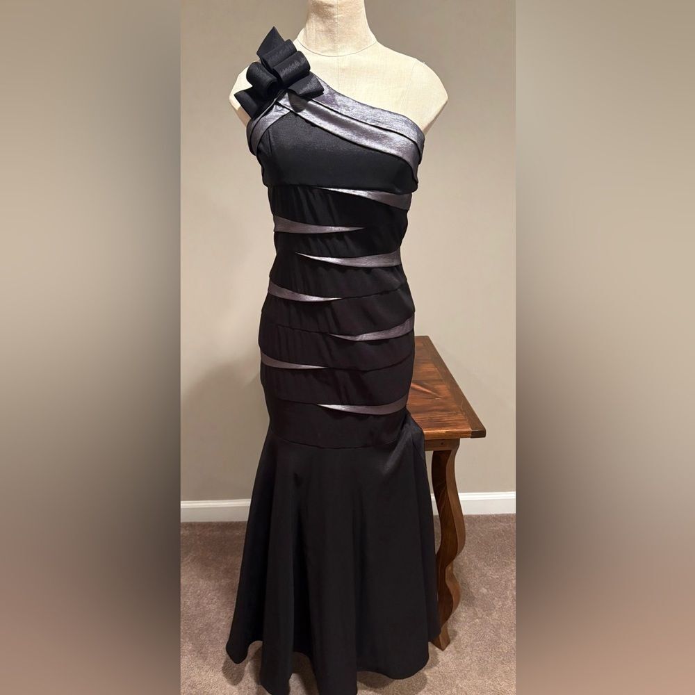 Betsy & Adam One Shoulder Mermaid Gown Size 6